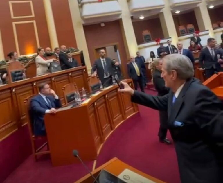 berisha:-nuk-ka-parlament-pa-dorezuar-kriminelet.-silleni-palloshin-ketu!