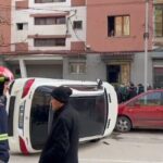 aksident-ne-korce/-shoferi-humb-kontrollit-dhe-perplaset-me-automjetin-e-parkuar,-ml-ja-permbyset-ne-rruge