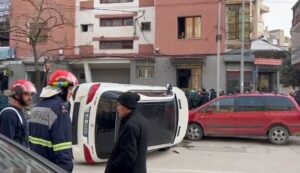 aksident-ne-korce/-shoferi-humb-kontrollit-dhe-perplaset-me-automjetin-e-parkuar,-ml-ja-permbyset-ne-rruge