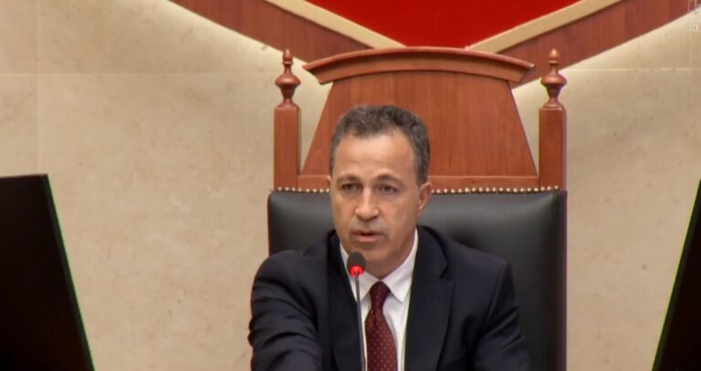 kuvendi-mes-tensioneve-dhe-flakadaneve/-“parlamenti-jo-arena-per-beteja-personale-apo-partiake”,-reagon-peleshi:-duhet-dialog!