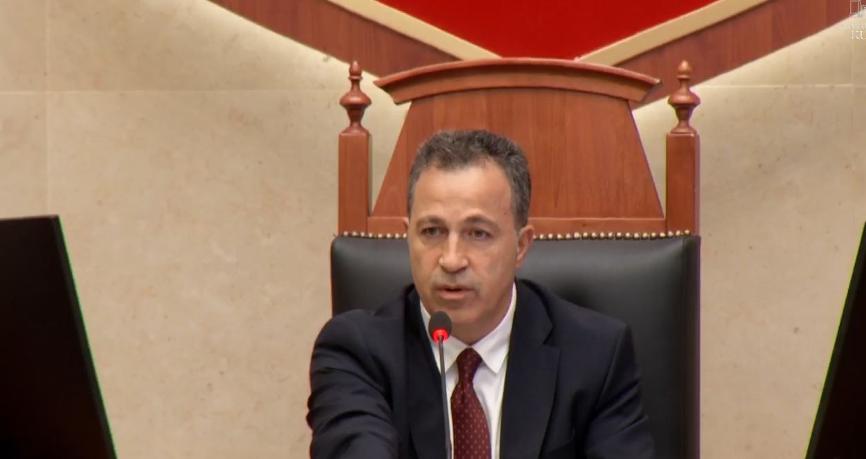 kuvendi-mes-tensioneve-dhe-flakadaneve/-“parlamenti-jo-arena-per-beteja-personale-apo-partiake”,-reagon-peleshi:-duhet-dialog!