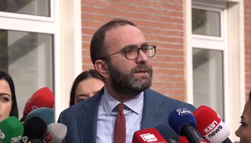 neser-seanca-e-keshillit-te-mandateve-per-ballukun,-akuzon-bardhi:-si-po-i-fsheh-peleshi-deputeteve-dosjen-e-spak,-ia-ka-dhene-belindes!