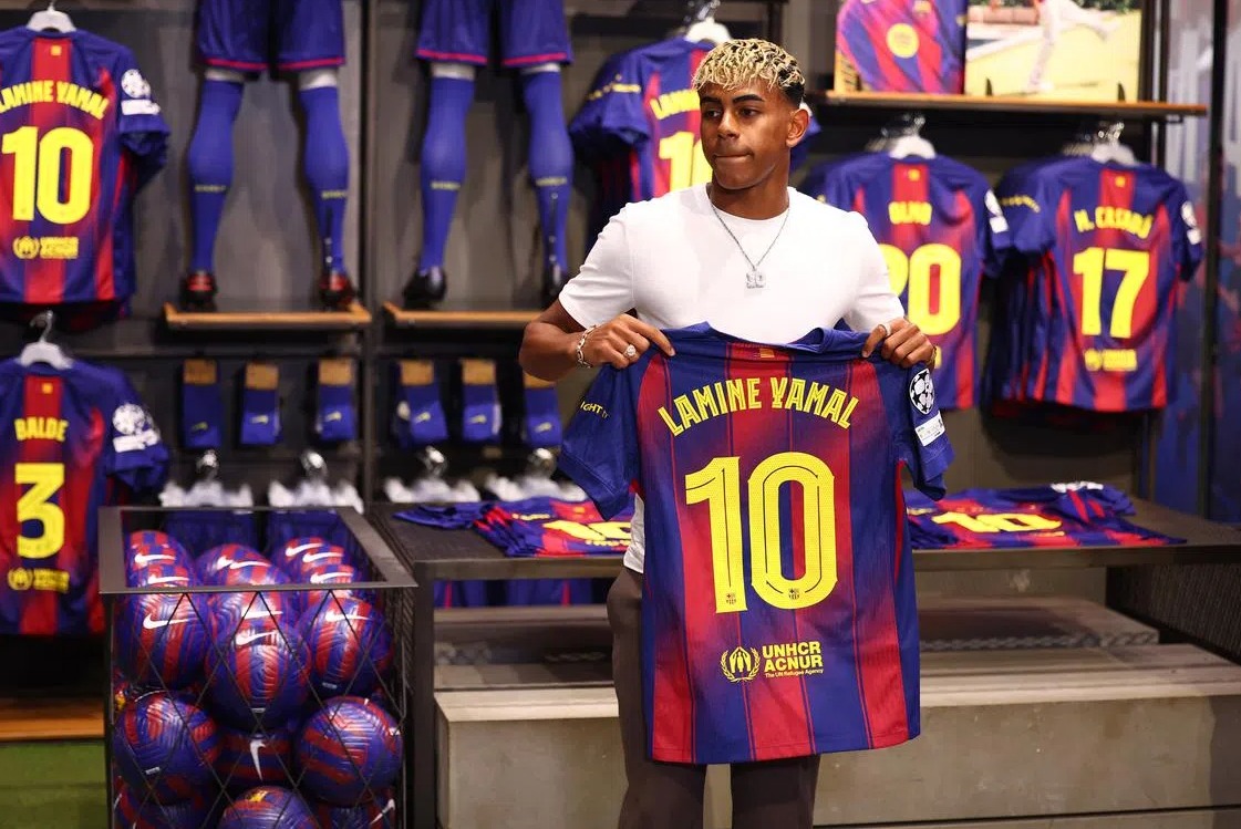 yamal-zbret-nga-froni-dyshen-messi-cr7,-vendos-rekord-ne-shitjen-e-fanellave