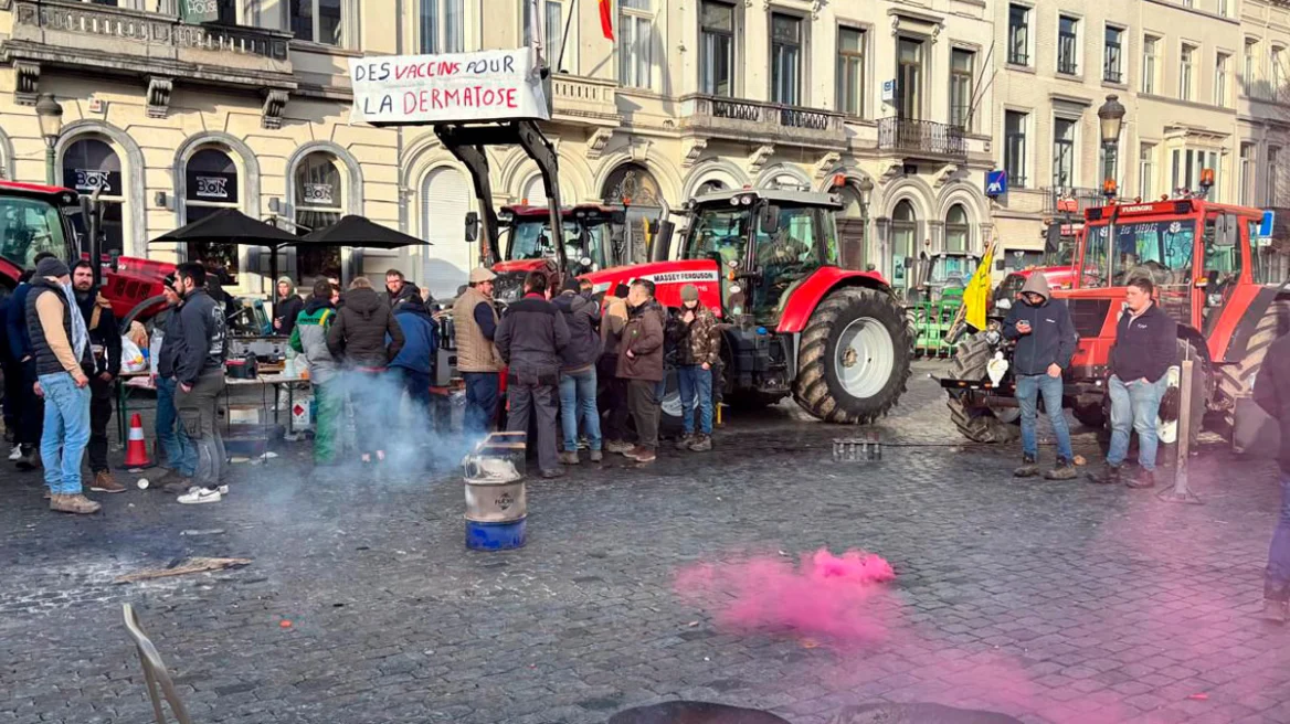video/-brukseli-ne-“flake”,-mijera-fermere-ne-proteste,-perplasje-me-policine,-perdoret-edhe-gaz-lotsjelles