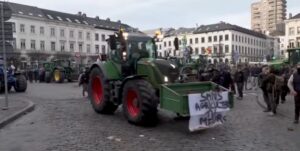 fermeret,-protesta-te-dhunshme-ne-bruksel/-ndezin-zjarre-dhe-perplasen-me-policine