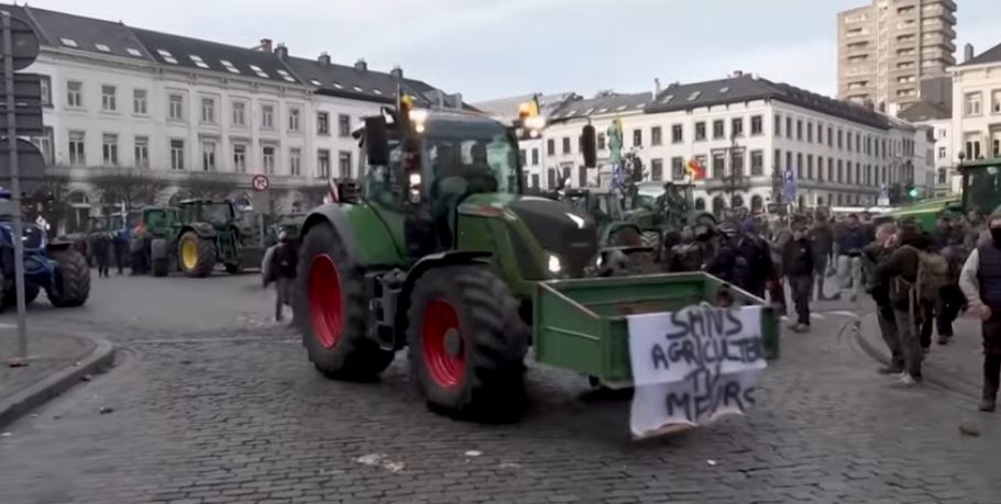 fermeret,-protesta-te-dhunshme-ne-bruksel/-ndezin-zjarre-dhe-perplasen-me-policine