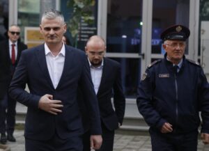 video/-apeli-i-posacem-rrezon-2-vartesit-e-ballukut,-gentian-gjyli-dhe-erald-elezi-do-qendrojne-ne-arrest-shtepie