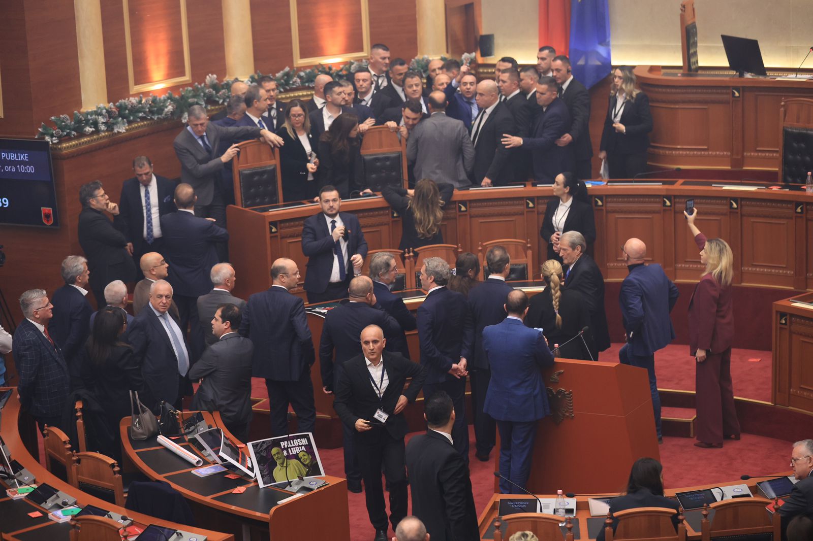 ps-kerkon-masa-disiplinore-per-deputetet-e-pd-pas-tensioneve-ne-kuvend,-sekretariati-i-etikes-vendos-neser