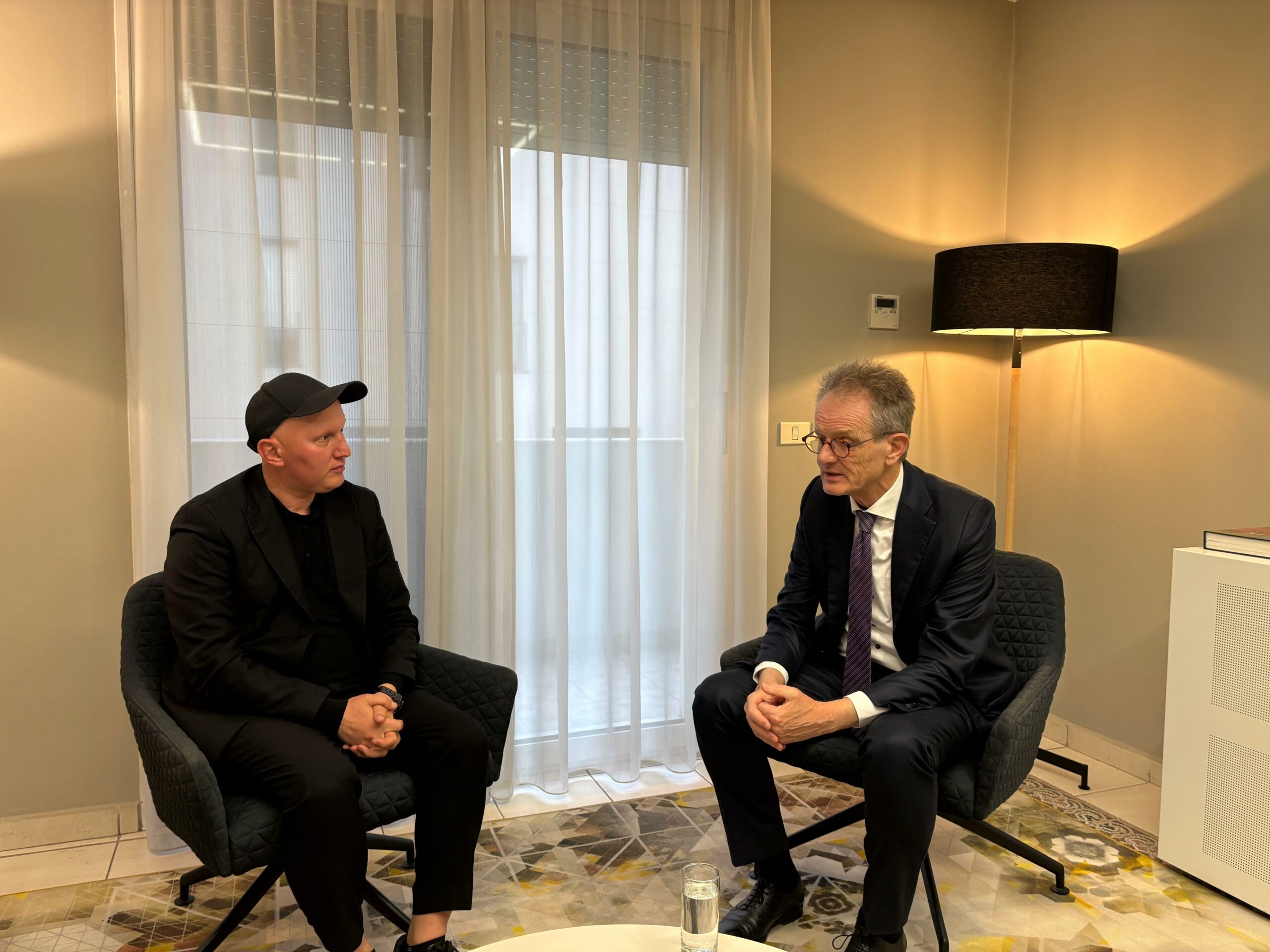 pas-kercenimit-me-jete,-ambasadori-i-holandes-takon-gazetarin-e-news24-osman-stafa