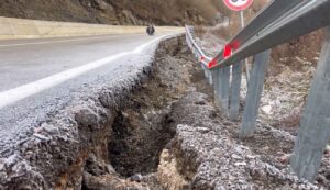 video/-u-promovua-si-investim-strategjik-dhe-kushtoi-14-milione-euro,-rruga-maliq-lozhan-e-ndertuar-nga-“gjikuria”-peson-shembje-1-vit-pas-inaugurimit