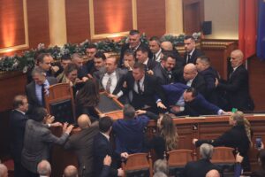 “shperthen-revolta-e-opozites”,-foxnews:-kaos-ne-kuvendin-e-shqiperise,-rama-akuzohet-se-kerkon-te-mbroje-ballukun-nga-arrestimi