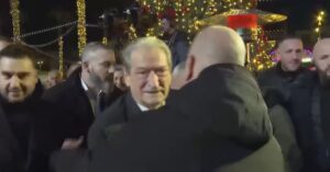 aksioni-politik-i-opozites,-berisha-mberrin-ne-kavaje,-nis-ceremonia-e-35-vjetorit-te-themelimit-te-deges-se-pd