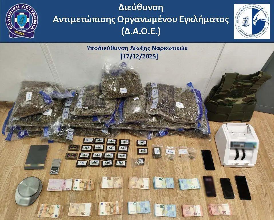 goditet-grupi-kriminal-ne-greqi,-4-te-arrestuar-ne-pranga-edhe-2-shqiptare/-trafikonin-marijuane-dhe-hashash-cokollate-ne-athine