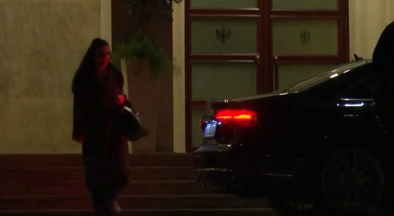 video/-“krim-ne-vazhdim”,-berisha-publikon-pamjet:-balluku-qendroi-ne-zyre-deri-ne-oren-22:36-duke-prishur-provat