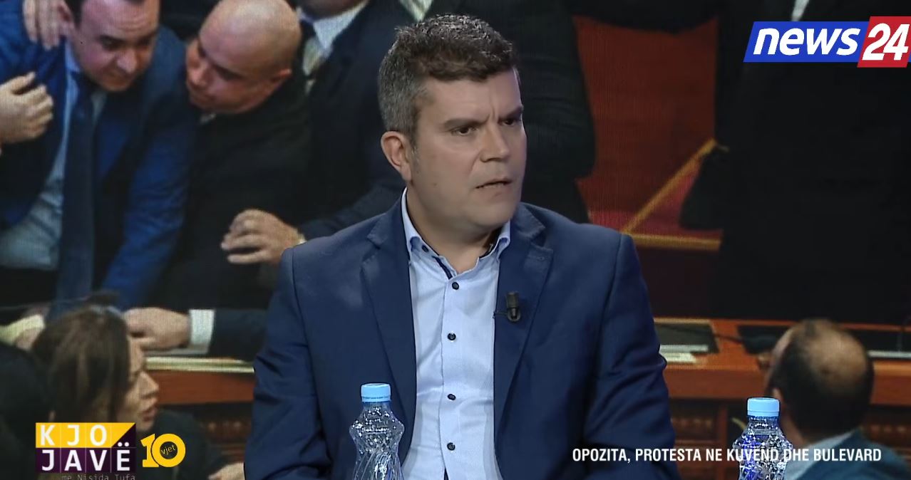 “me-la-pershtypje-35-vjetori-i-pd,-pashe-ilir-alimehmetin-te-ulur-ne-fund-fare”,-hasimja:-salianji-nxiti-pd-te-reagoje-per-protestat