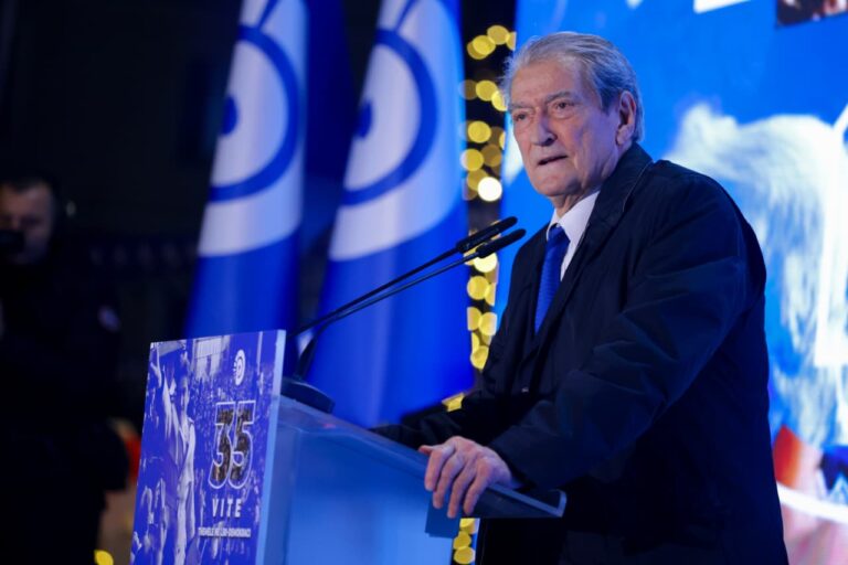 vija-e-kuqe-eshte-salianji!-35-vjetori-i-themelimit-ne-kavaje,-pd-e-percare