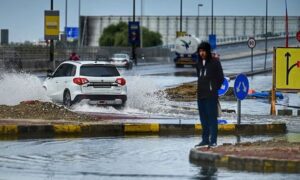 video/-rruget-shnderrohen-ne-“lumenj”,-hotele-luksoze-nen-uje/-shira-te-rrembyeshem-permbytin-dubain-dhe-abu-dhabin