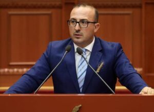 ps-kerkese-per-perjashtimin-e-deputeteve-te-pd,-korreshi:-mbledhja-e-sekretariatit-te-etikes-me-dyert-te-hapura,-na-tregoni-provat!