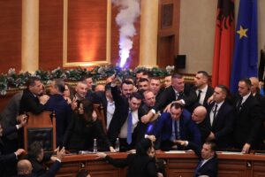 kaosi-ne-parlament/-ps-kerkon-masa-disiplinore-per-29-deputetet-e-pd,-shtyhet-mbledhja-e-sekretariatit-te-etikes