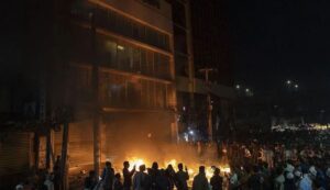 dhune-dhe-protesta-ne-bangladesh-pas-vdekjes-se-udheheqesit-te-levizjes-rinore