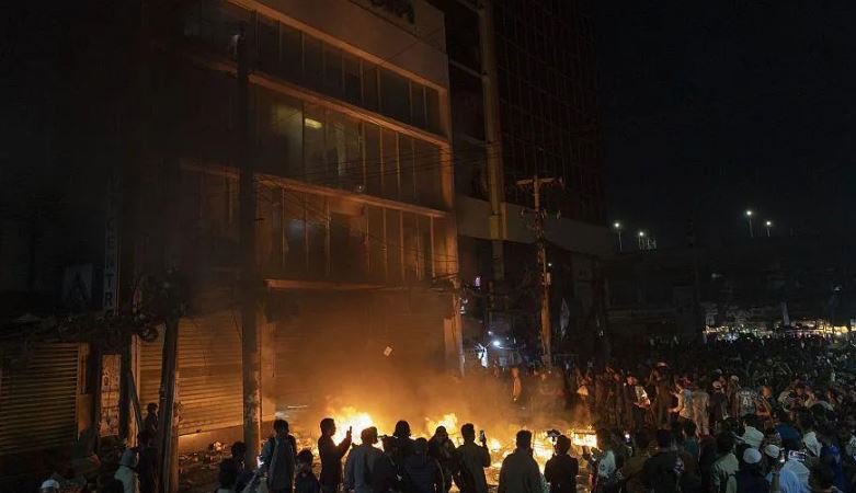 dhune-dhe-protesta-ne-bangladesh-pas-vdekjes-se-udheheqesit-te-levizjes-rinore