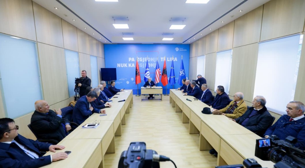 video/-jo-vetem-protesta-dhe-revolta,-berisha-paralajmeron-greve-urie:-keto-jane-forma-qe-rrezojne-narkodiktaturat.-jemi-te-vendosur!