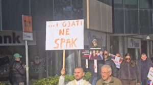 video/-“i-gjati-ne-spak”,-“per-drejtesi-deri-ne-fund”,-pankartat-me-mesazhet-pikante-nga-protesta-e-shehajt