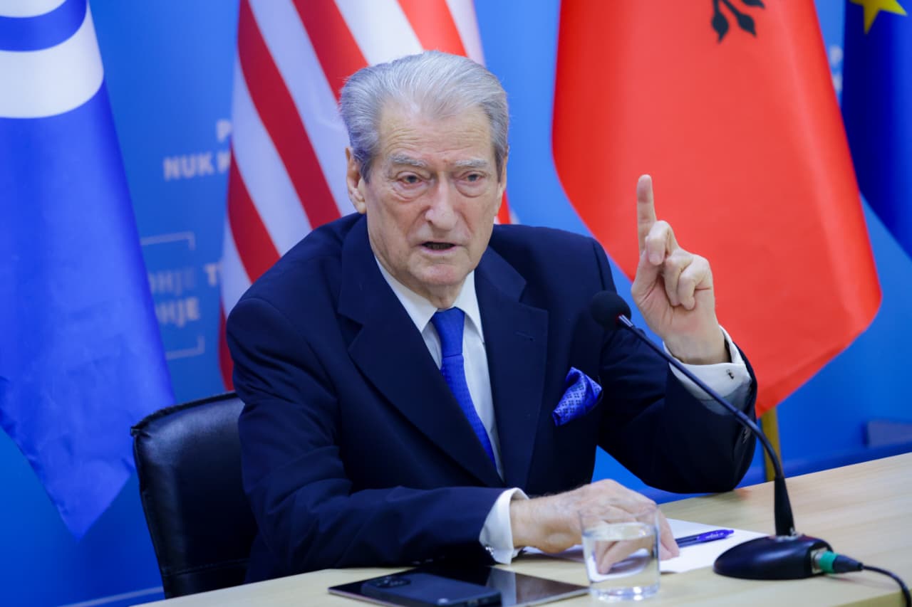 berisha-me-aleatet:-duhet-te-ngrihemi-me-te-gjithe-forcen-si-perpjekje-e-fundit-per-te-rrezuar-kete-narkoshtet.-balluku-ka-300-apartamente,-4-mln-euro-shishe-vere-i-jane-gjetur-ergys-agasit