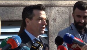 “duan-ta-mbyllin-ceshtjen!”,-shehaj-nga-protesta-kunder-ballukut:-kerkova-te-isha-ne-mbledhjen-e-keshillit-te-mandateve,-por…