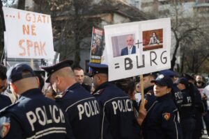 “dorezoni-belinden!”/-me-foto-te-rames-dhe-ballukut,-protestuesit-e-‘mundesia’-thirrje-te-forta-nga-kryesia:-ne-burg!