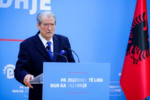 “beqiri,-mece-dhe-ilir-beqaj-zhvaten-tenderat”,-berisha:-akshi-“kopshti”-privat-i-rames,-ka-per-strumbullar-baxhanakun-e-tij