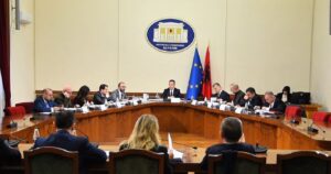 kerkesa-per-arrestimin-e-ballukut/-detaje-nga-mbledhja-e-keshillit-te-mandateve,-opozita-kerkon-usb-ne,-ps:-provat-e-spak-nuk-dalin-nga-salla!