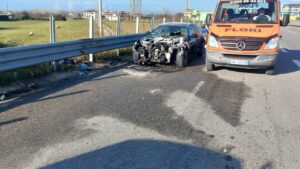 perfshihet-nga-flaket-nje-automjet-prane-rrethrrotullimit-ne-fushe-mamurras