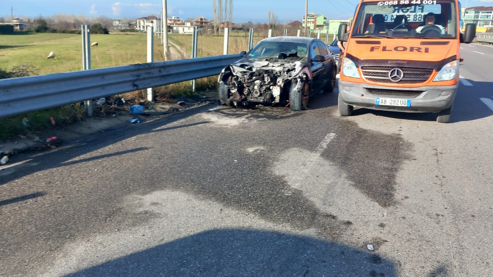 perfshihet-nga-flaket-nje-automjet-prane-rrethrrotullimit-ne-fushe-mamurras