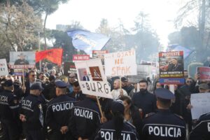 “dorezoni-belinden”/-florjan-binaj-i-bashkohet-protestes-se-agron-shehajt-te-kryesia-e-kuvendit:-detyre-baze-e-cdo-qytetari-qe-nuk-pranon-te-neperkembet