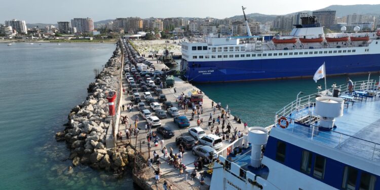 festat-e-fundvitit,-fluks-ne-port/-durres,-punohet-me-24-sportele,-shtohen-lundrimet-e-dyfishta