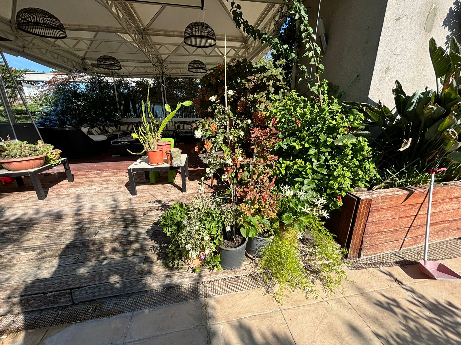 foto+video/-ndertimi-pa-leje-ne-tarracen-e-nje-pallati-ne-tirane-demton-banesat-e-fqinjeve,-imt-vendos-gjobe-dhe-urdheron-shembjen-e-objektit