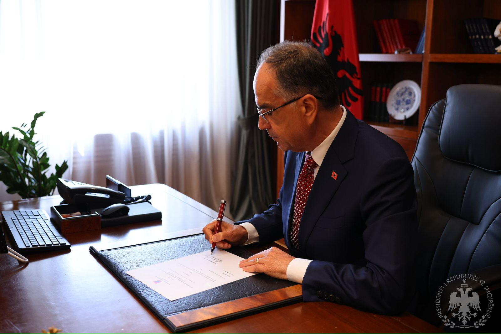 begaj-firmos-dekretin:-lirohet-nga-detyra-ambasadori-i-jashtezakonshem-dhe-fuqiplote-ne-nato