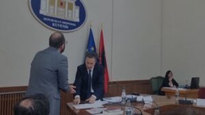 kerkesa-e-spak-per-arrestimin-e-ballukut,-zbardhet-debati-ne-komisionin-e-mandateve,-bardhi-peleshit:-turp!-cakto-mbledhjen-e-radhes,-ose…