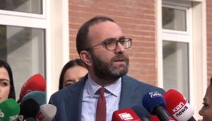 video/-mbledhja-me-dyer-te-mbyllura-e-keshillit-te-mandateve/-bardhi:-u-be-per-te-fshehur-te-verteten-dhe-per-te-penguar-drejtesine