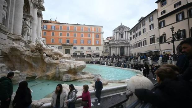 roma-do-t’u-kerkoje-pagese-turisteve-per-t’iu-afruar-shatervanit-te-famshem-trevi