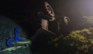 aksident-ne-aksin-fier–berat,-zetori-perplaset-me-makinen-dhe-perfundon-ne-kanal,-nje-i-plagosur-(emri)