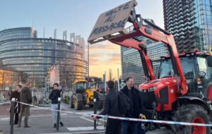 qeveria-franceze-ben-thirrje-per-armepushim-per-krishtlindje-ne-protestat-e-fermereve