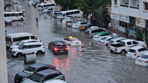 reshjet-e-dendura-te-shiut-permbytin-rruget-ne-emiratet-e-bashkuara-arabe