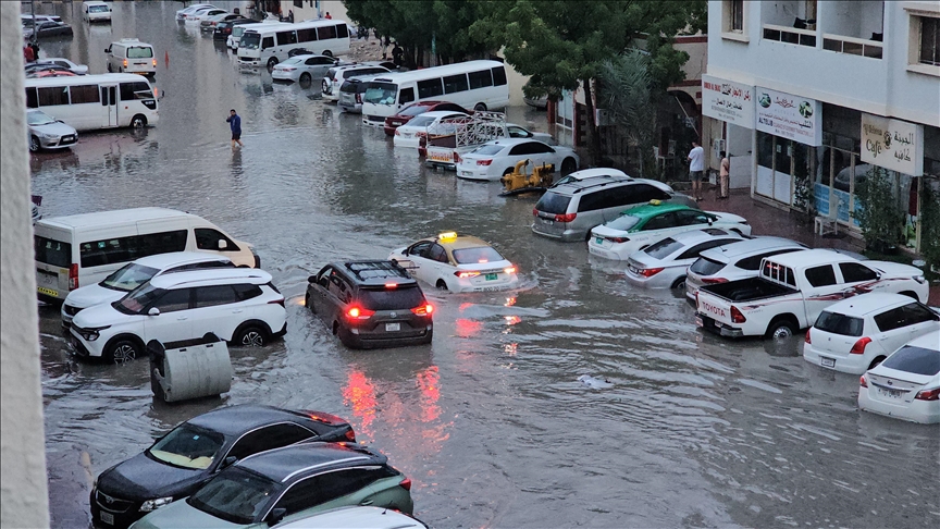 reshjet-e-dendura-te-shiut-permbytin-rruget-ne-emiratet-e-bashkuara-arabe