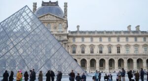 greva-pezullohet,-muzeu-i-luvrit-rihapet-plotesisht