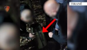 video/-transportonte-me-valixhe-nje-kallashnikov-me-municion,-arrestohet-24-vjecari-ne-tirane