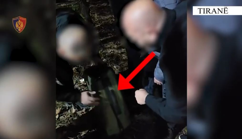 video/-transportonte-me-valixhe-nje-kallashnikov-me-municion,-arrestohet-24-vjecari-ne-tirane