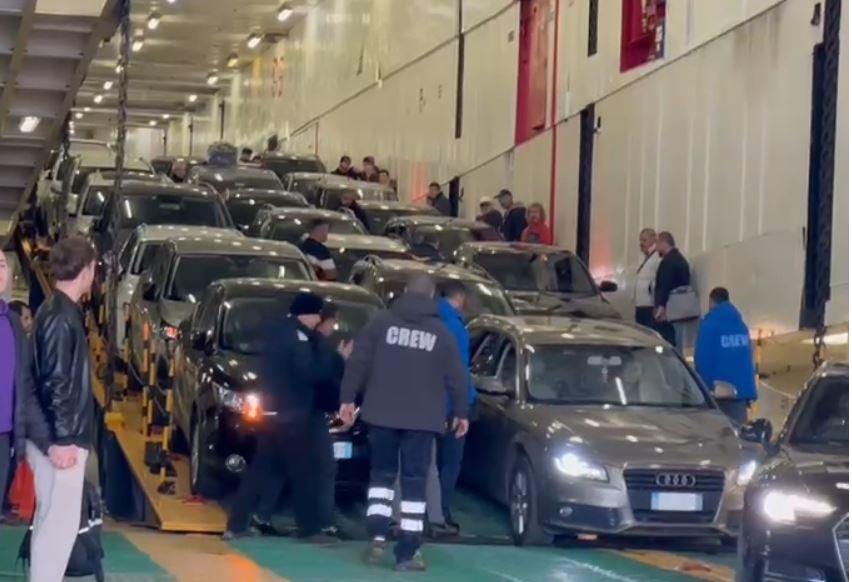 video/-festat-e-fundvitit-sjellin-fluks-ne-portin-e-vlores,-shtohet-numri-i-sporteleve