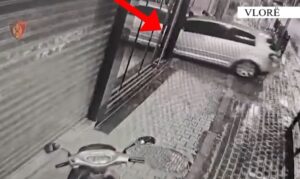 video/-vlore,-vendosen-lende-plasese-ne-porten-e-nje-banese,-vihen-ne-pranga-autoret-e-dyshuar-babe-e-bir